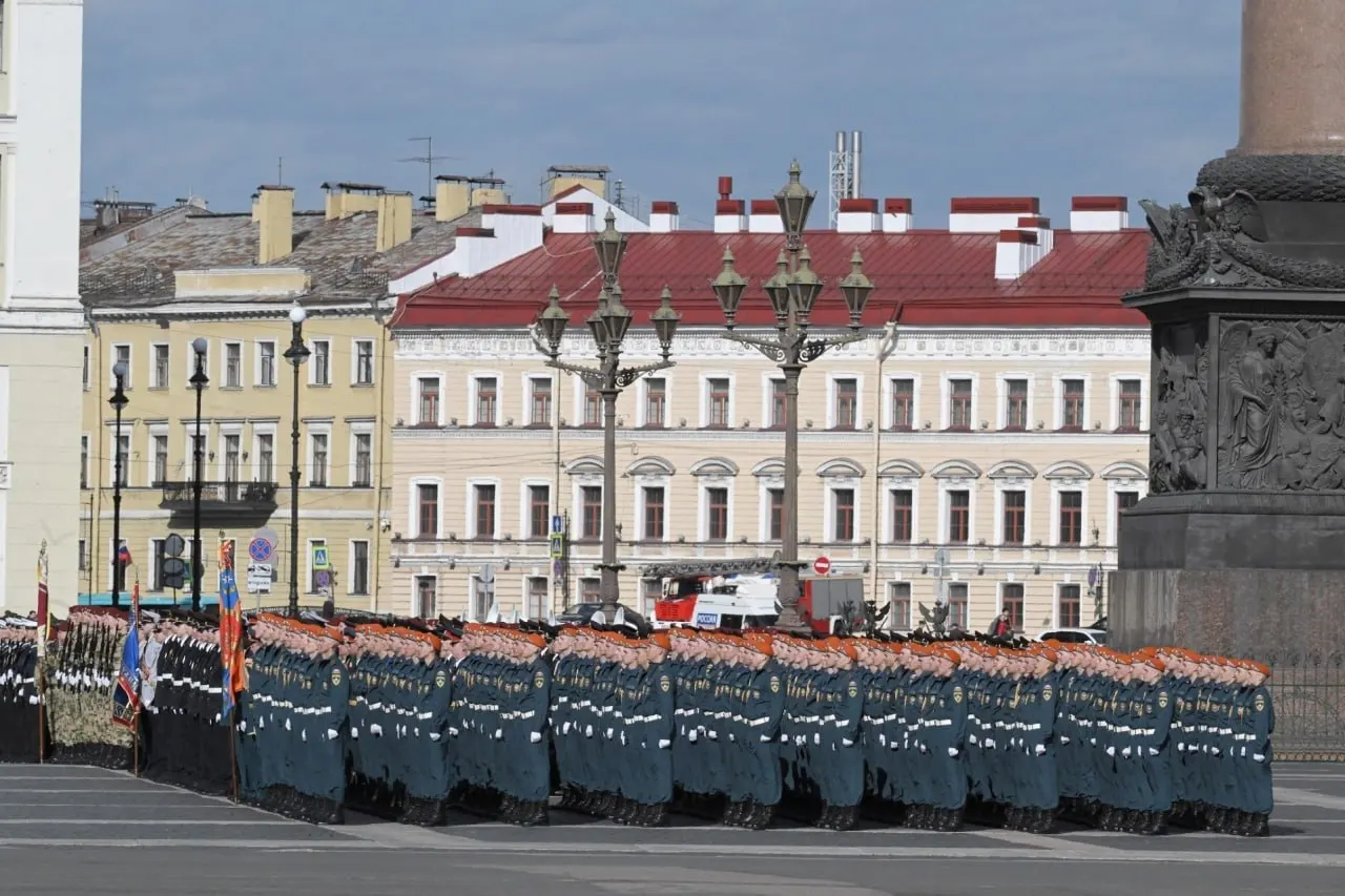 Шествие «Бессмертного полка» пройдет на Невском, тротуары будут закрыты для зрителей; парад на Дворцовой состоится без военной техники. В городе ожидаются перекрытия улиц, ограничения транспорта, возможные блокировки мобильного интернета и сбои GPS.
