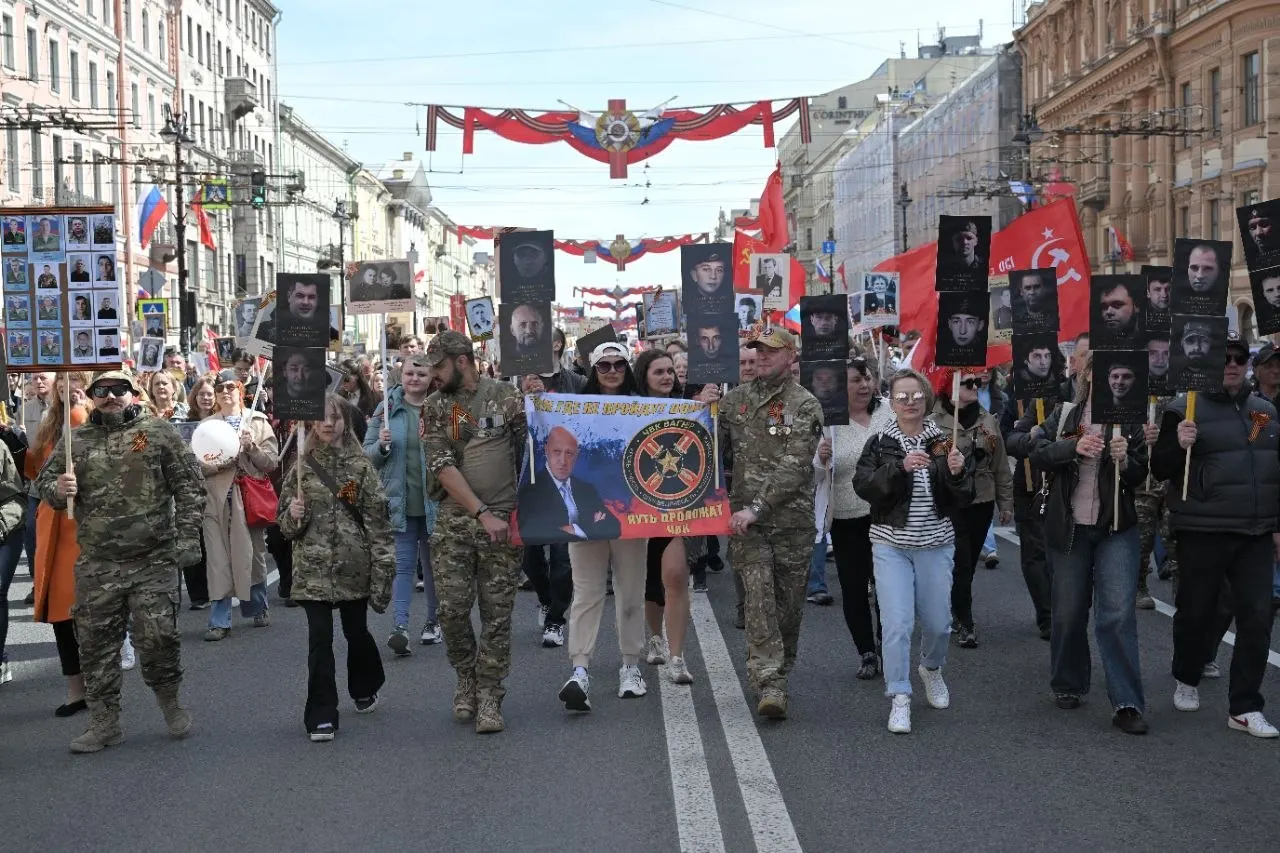 Бывшие бойцы частной военной компании приняли участие в колонне «Бессмертного полка», неся плакат с фотографией Евгения Пригожина.