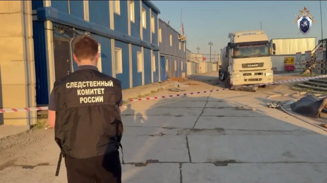 На стройке в Петербурге в грузовом автомобиле взорвался газовый баллон — погибли двое, ещё один пострадал. По факту возбудили уголовное дело.