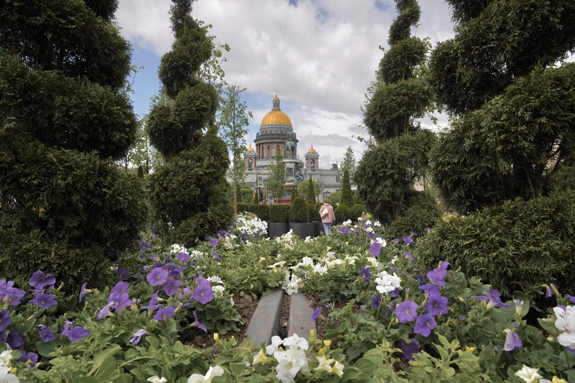 В центре Петербурга появился временный сад с сотнями деревьев, кустарников и тысячами цветов. Пара других локаций в этом году останутся без подобных инсталляций.