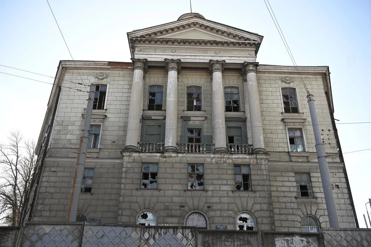 Минкульт приостановил полномочия и затем лишил на три года аттестации эксперта Александра Мартынова. Решение стало возможным после введения нового порядка лишения аттестации, и вызвало обсуждение в среде градозащитников.