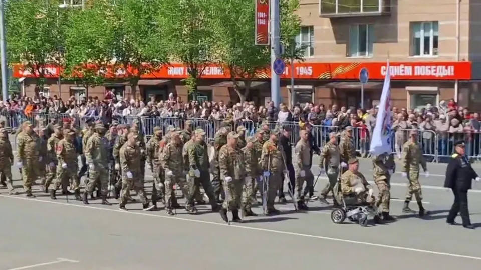 На параде Победы в Альметьевске прошла колонна около 50 участников «СВО», среди них люди с ампутациями, на костылях и в инвалидной коляске; это вызвало вопросы о принуждении и отношении к ветеранам.