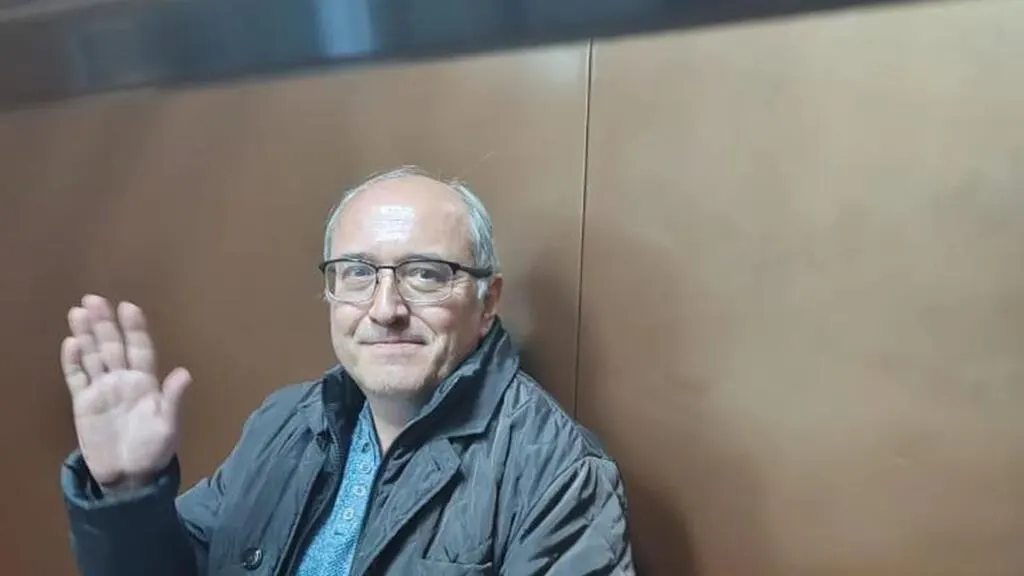 Суд отклонил жалобу на продление ареста: Сюткин обвиняется в распространении «фейков» о войне из‑за публикации с упоминанием Бучи и останется в СИЗО как минимум до сентября 2026 года.