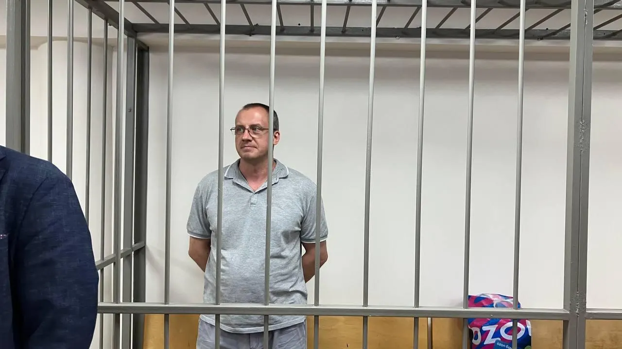 Солнцевский суд Москвы отправил Игоря Поповского под домашний арест до 28 июня. Следствие утверждает, что он получил шесть миллионов рублей от подзащитной, обещая закрыть уголовное дело через связи в судах и прокуратуре.