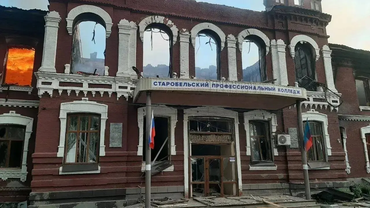 Руководство Луганского государственного педагогического университета объявило о намерении увековечить память студентов и сотрудников, погибших при воздушном ударе по учебному корпусу и общежитию. По данным следствия, в результате атаки погибли 21 человек.