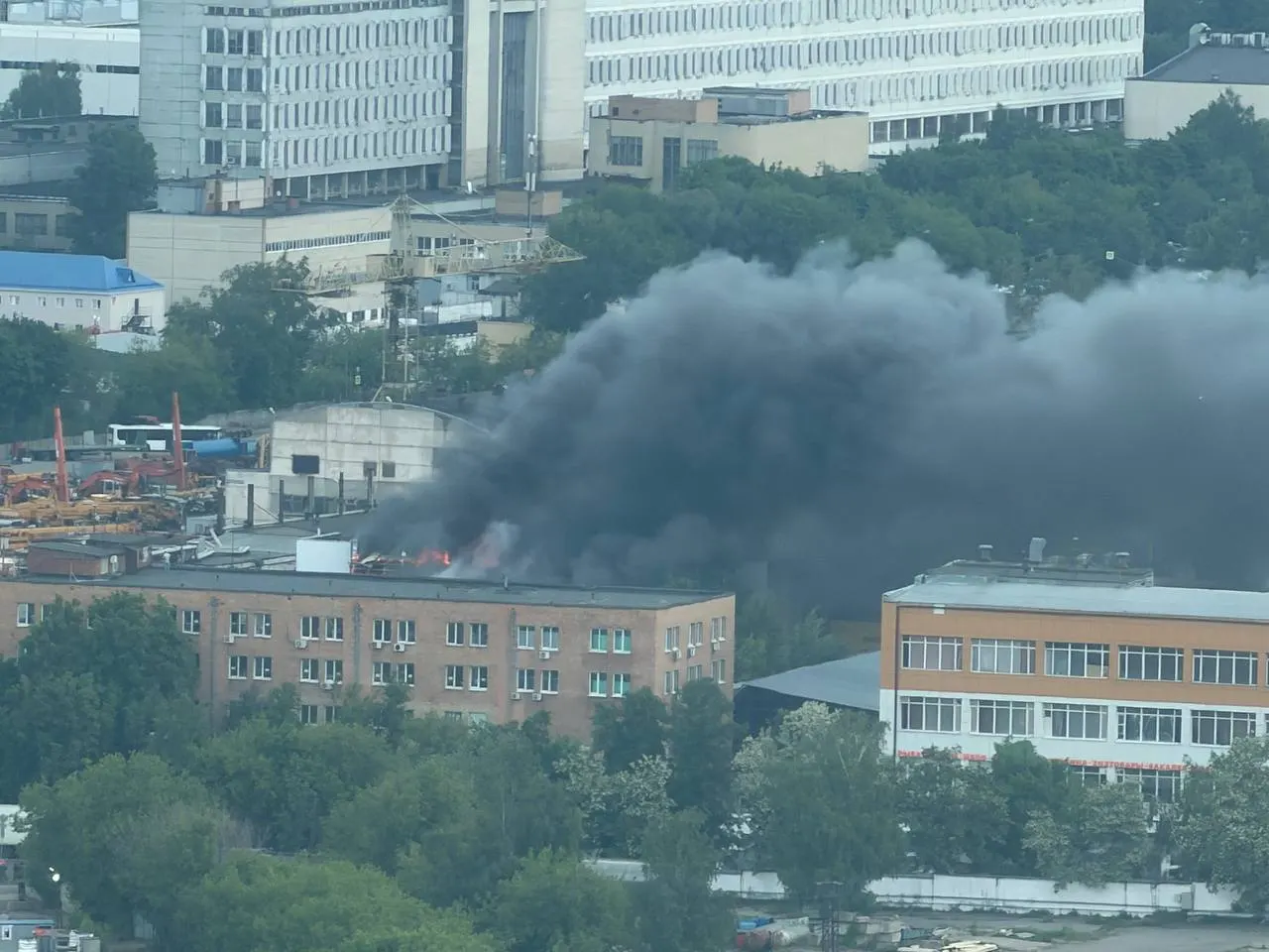На востоке Москвы в здании хостела произошёл крупный пожар площадью примерно 400 м². Для тушения задействованы пожарный поезд и вертолёт, из здания эвакуировали свыше 600 человек.