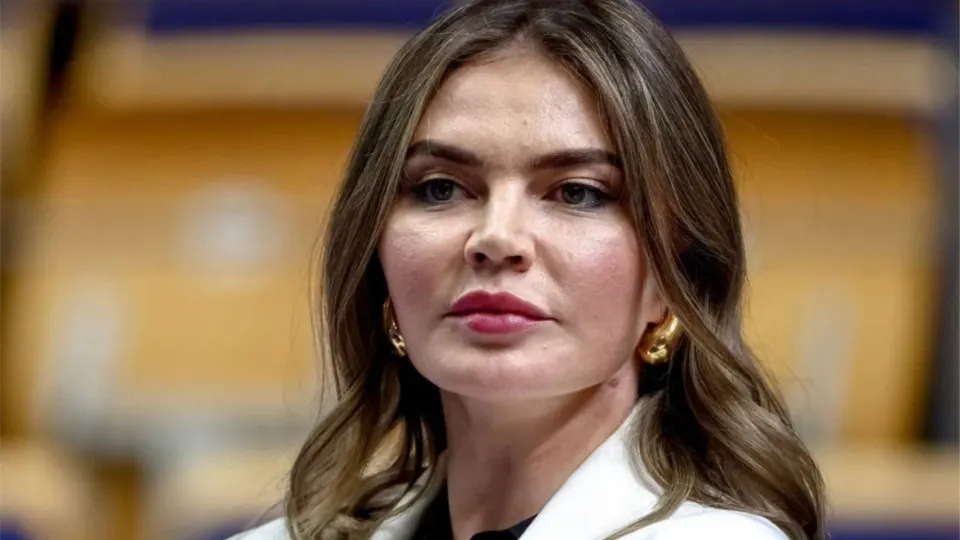 По данным расследования, в течение нескольких лет в семье президента работали около 20 иностранных преподавателей и нянь. Им платили $7–8 тыс. в месяц, оформляли через медцентр «Согаз», ограничивали в передвижении и запрещали обсуждать темы ЛГБТ.