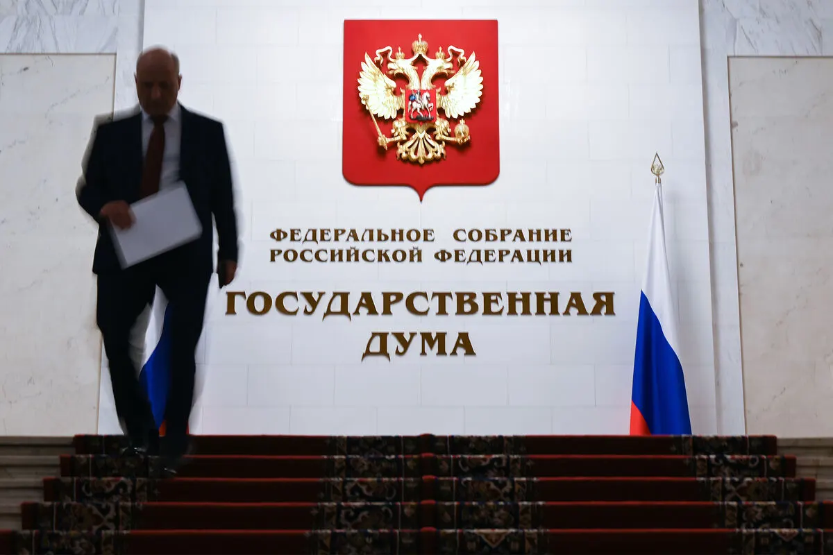 Законопроект, внесённый в 2024 году и принятый в первом чтении в мае 2025 года, вводит закрытый перечень нарушений, за которые можно арестовать имущество граждан, находящихся за пределами страны.
