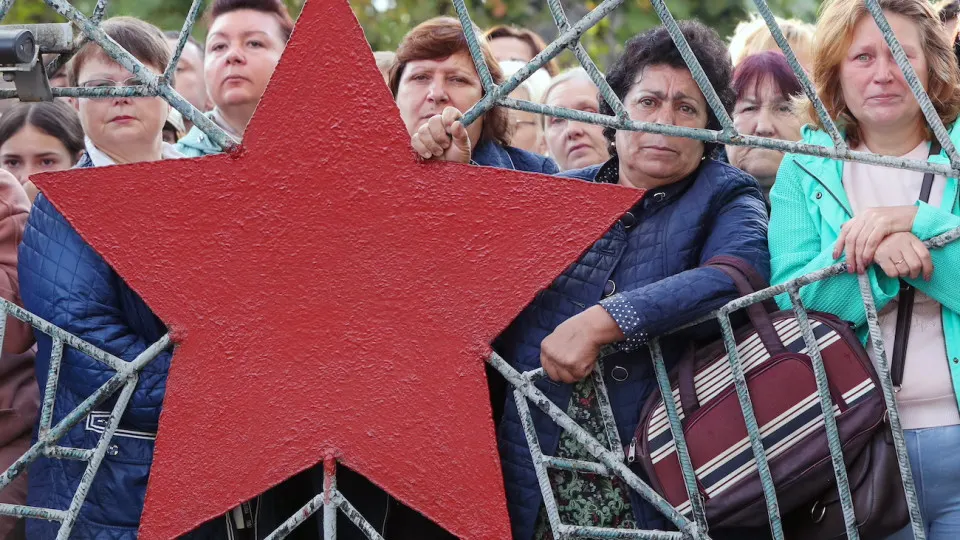 Растущие репрессии, затянувшийся вооружённый конфликт и ухудшение экономики привели к рекордному с начала вторжения уровню недовольства курсом страны; тревога и депрессивные симптомы множатся, но страх репрессий сдерживает массовые протесты.