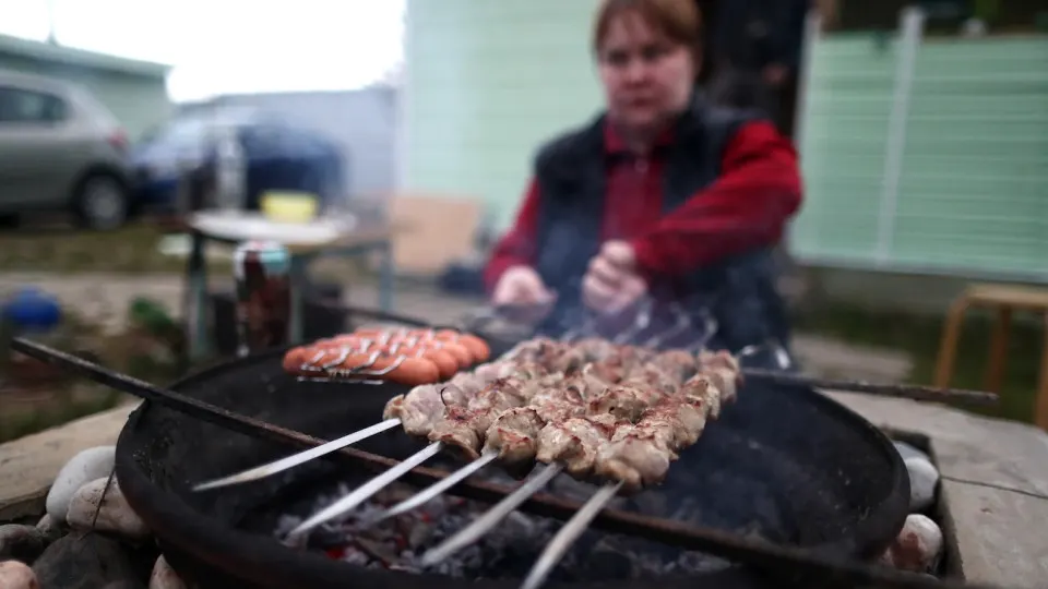 Продажи мяса для шашлыка и сопутствующих товаров в апреле 2026 года сократились: покупательская активность падает, погодные условия и избыток запасов угрожают выручке поставщиков.