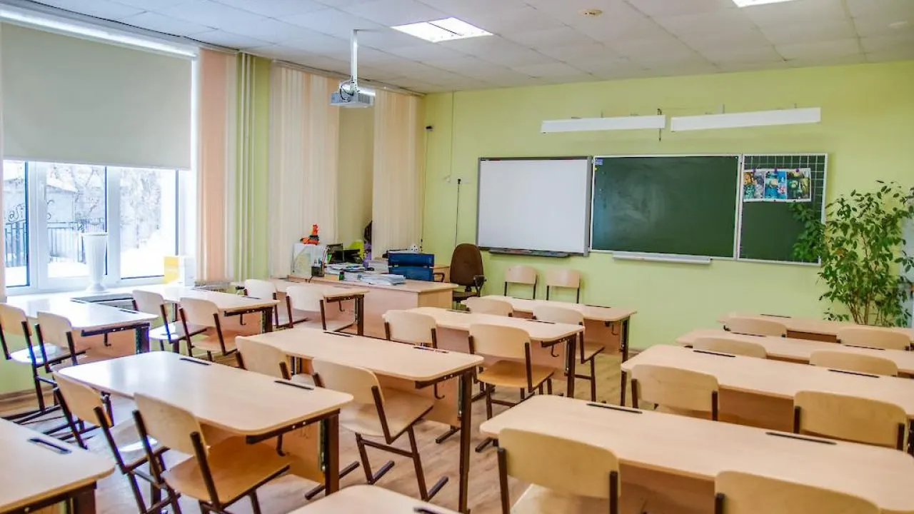 В нескольких учебных заведениях Томской области ввели запрет на одежду с иностранными надписями (кроме зарегистрированных товарных знаков). Решения связывают с мерами по профилактике радикализации; одно из распоряжений позже удалили с сайта школы.