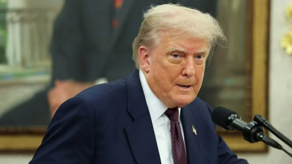 Перед отлетом в Пекин Дональд Трамп опроверг слухи о «пониманиях» с Владимиром Путиным по передаче Донбасса, заявил о военном превосходстве США и КНР и допустил возможность визита в Россию в этом году.