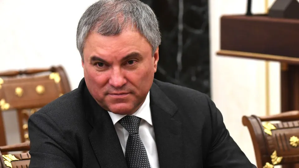 Председатель Госдумы заявил, что россияне, уехавшие за границу и помогавшие Украине, при возвращении могут столкнуться с уголовным разбирательством. Заявление последовало после публикаций о возможном возвращении некоторых публичных релокантов; эксперты приводят разные оценки числа уехавших и вернувшихся.