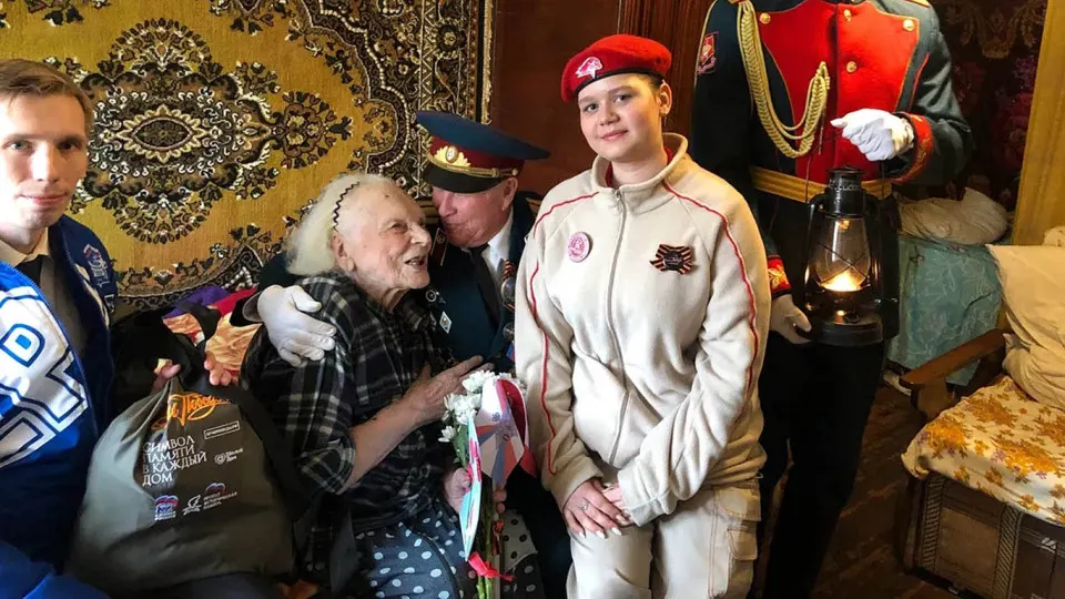 В ряде регионов ветеранам к 81-й годовщине Победы готовят продуктовые наборы и бытовые вещи стоимостью менее 2 тыс. рублей. Подарки вручает местная власть и волонтёры, при этом подобные закупки совпадают с подготовкой к предвыборной кампании.