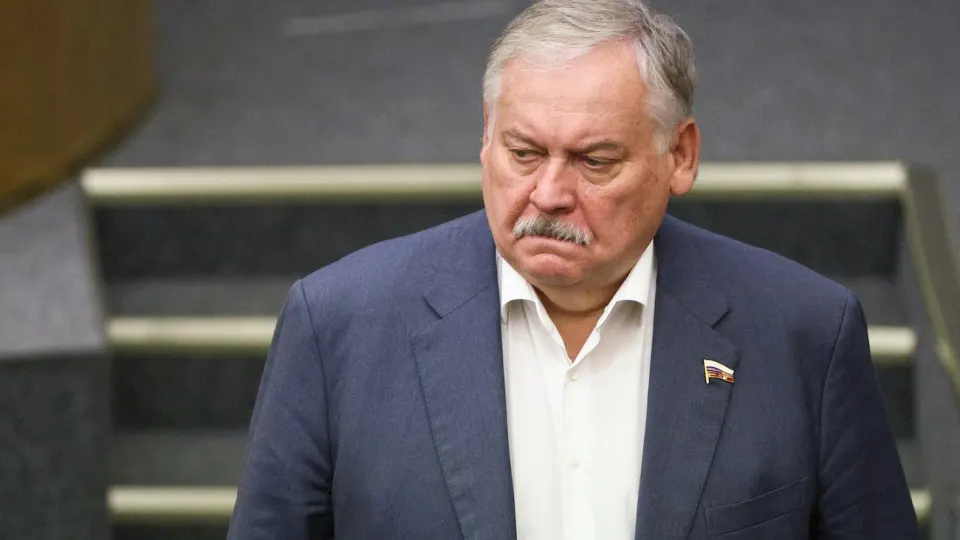 Первый зампред комитета Госдумы Константин Затулин заявил, что Латвия и Эстония нарушили обещания русскому населению, создав статус «неграждан». Одновременно в парламенте продвигают закон, дающий президенту право применять войска за рубежом для защиты россиян; западные разведки и аналитики предупреждают о рисках эскалации.