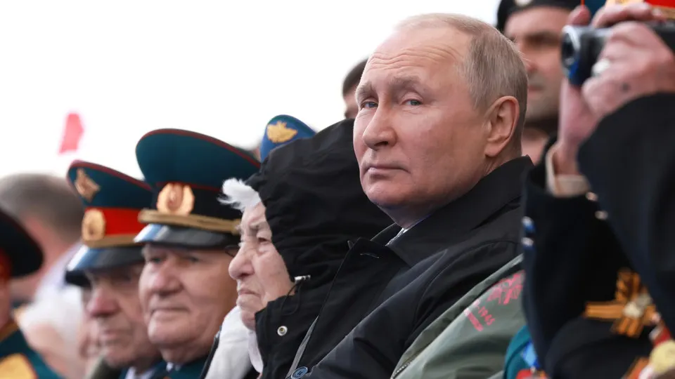 По опубликованному списку гостей на парад приедет лишь один президент из постсоветских республик — Александр Лукашенко; многие лидеры, регулярно посещавшие торжества, в этом году отсутствуют.