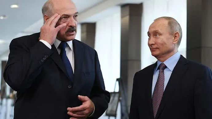 Александр Лукашенко прибыл в Россию с рабочим визитом и намерен встретиться с Владимиром Путиным. Встреча связывается с требованием демонтировать ретрансляторы у границы, которые, по утверждениям, использовались для корректировки ударов российских дронов.