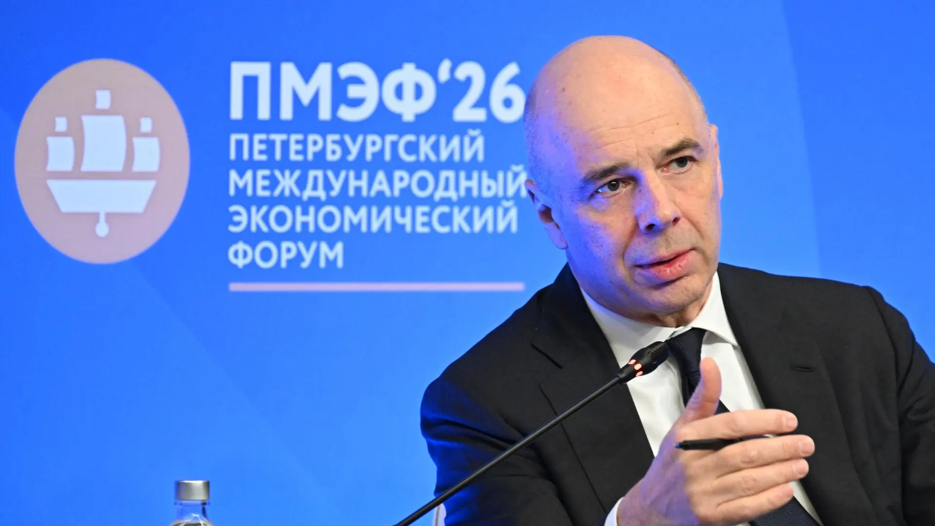 Минфин сообщил, что из 15 трлн рублей, потраченных из ФНБ за четыре года, 4 трлн ушли на вложения в экономику. Оценки ликвидной части фонда варьируются от 2,9 до 3,6 трлн рублей; также обсуждаются масштабы военных расходов в процентах ВВП.