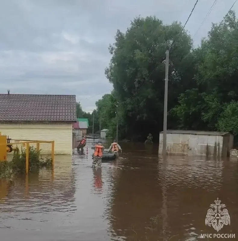 Сильные дожди вызвали подтопления в пяти муниципалитетах Оренбургской области: пострадали сотни жилых домов и приусадебных участков, продолжаются эвакуация и работа спасателей.