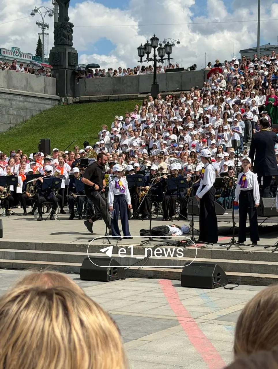 Во время выступления на ежегодном городском празднике ребёнку стало плохо — его быстро унесли с площадки. Очевидцы надеются на благополучный исход.