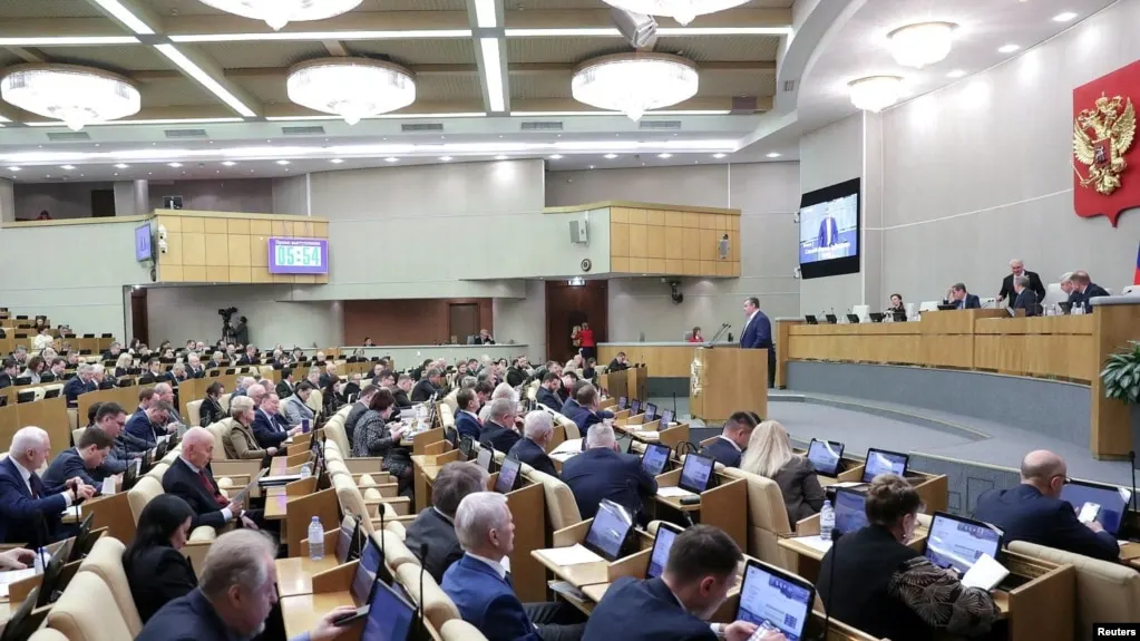 Депутаты приняли пакет поправок: запрет на размещение социальной рекламы для «иноагентов», новые обязанности банков по оперативному предоставлению сведений, переход на электронную отчётность и дополнительные требования к авторизации пользователей на российских сайтах.