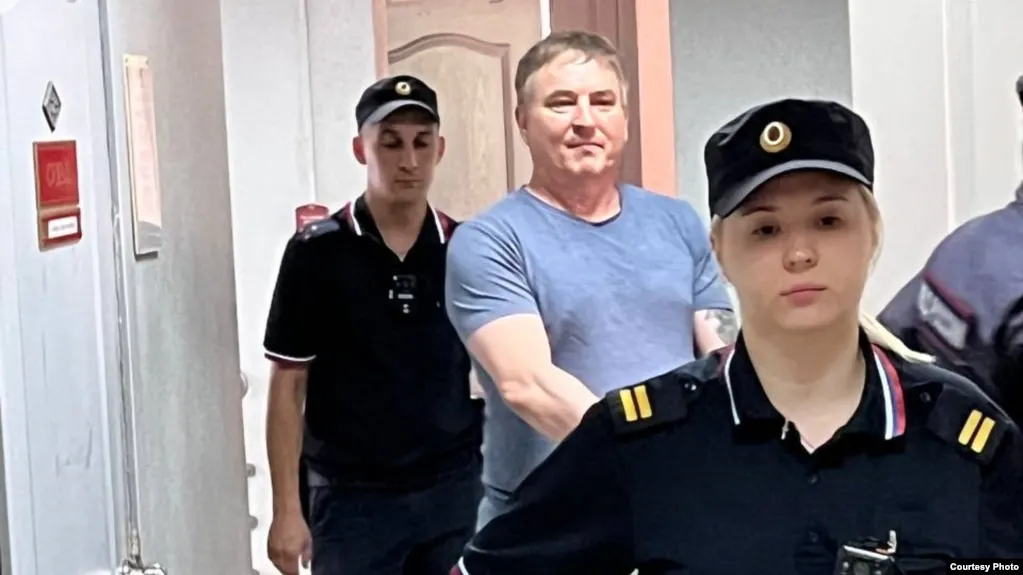 Соколова обвиняют в госизмене за якобы передачу сведений французской стороне о пытках в СИЗО и колониях. Одновременно ему вменяют повторную демонстрацию запрещённой символики; прокурор запросил 3,5 года колонии‑поселения.