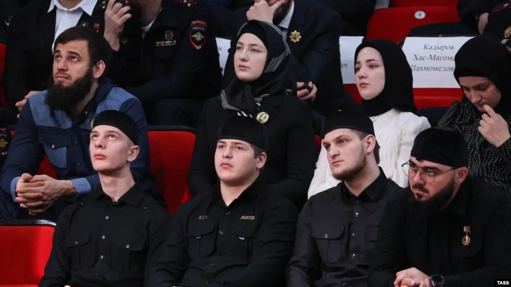 Эли, Адам и Ахмат Кадыровы передали письмо наследному принцу Саудовской Аравии; содержание не раскрывается. Встреча прошла в присутствии Хамзата Кадырова, без участия высших чинов республики.