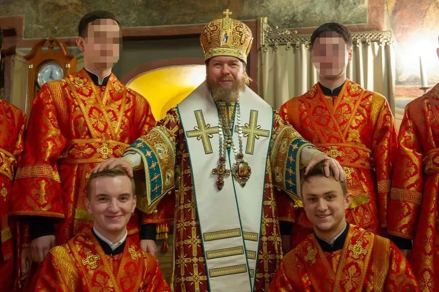 Защита утверждает, что покупка упаковки сока и сроки экспертизы не согласуются с версией следствия; подсудимые жалуются на подброс улик и пытки.