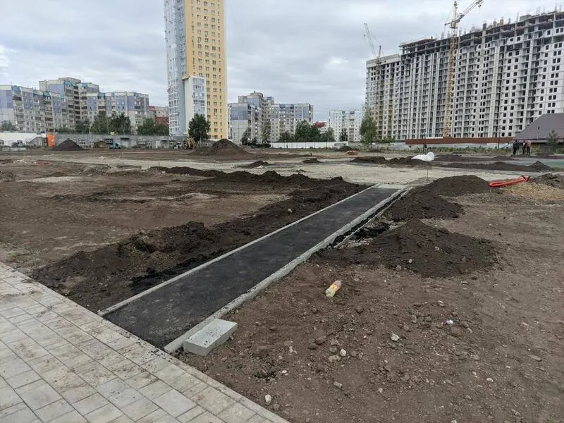 Подрядчиком на втором этапе работ на участке на ул. Шумакова, 9 стало ООО «Рустрой» — контракт более 71 млн рублей. В проекте — дорожки, освещение, видеонаблюдение, площадки и озеленение.