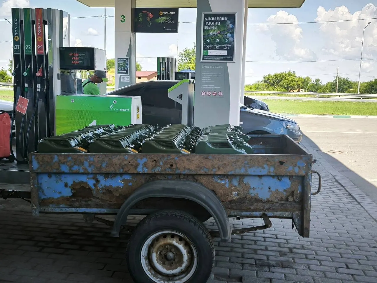 Горожане сообщили, что на заправках отказывают в заливе топлива в канистры, хотя общий лимит на одного человека установлен; просят разъяснений от властей и сетей АЗС.