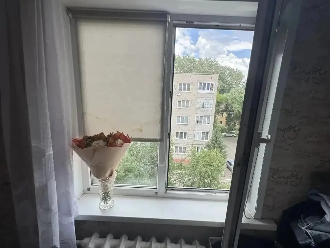 Ребёнок был дома с бабушкой, залез на подоконник и опёрся на москитную сетку — после падения он в реанимации. На месте работают правоохранители, прокуратура начала проверку.