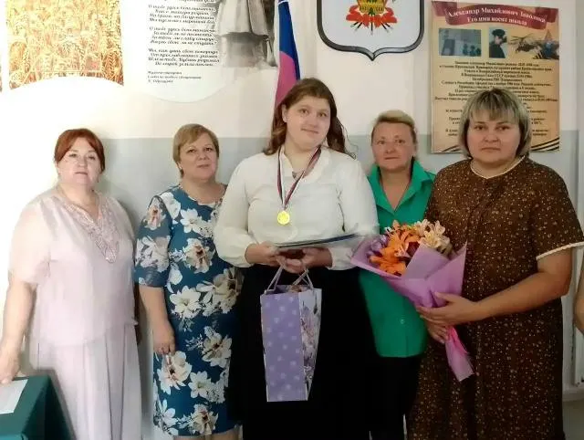 В школе №6 станицы Приазовской Приморско-Ахтарского округа единственной, кто завершил 11-й класс, стала Анастасия Хорошайло. Вручение аттестата прошло по школьным традициям, а сама выпускница готовится к поступлению в вуз.