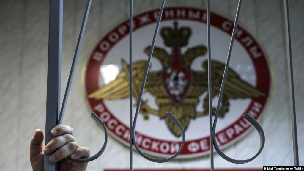 Военный комиссар Пензенской области подтвердил регулярные совместные рейды с полицией для поиска уклонившихся от призыва и тех, кто самовольно покинул части. В ходе проверок проверяли транспорт, некоторым мужчинам вручили повестки; есть заявления о давлении с целью подписания контрактов для отправки на военные действия.
