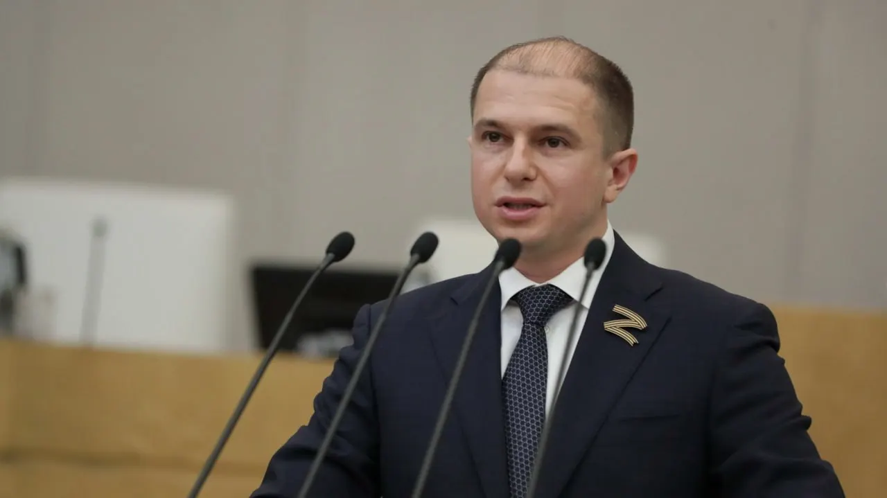 На съезде партии объявили список кандидатов: место по округу Романова занял Михаил Рахлин, а списки от Петербурга возглавили Сергей Боярский и Юрий Петров.