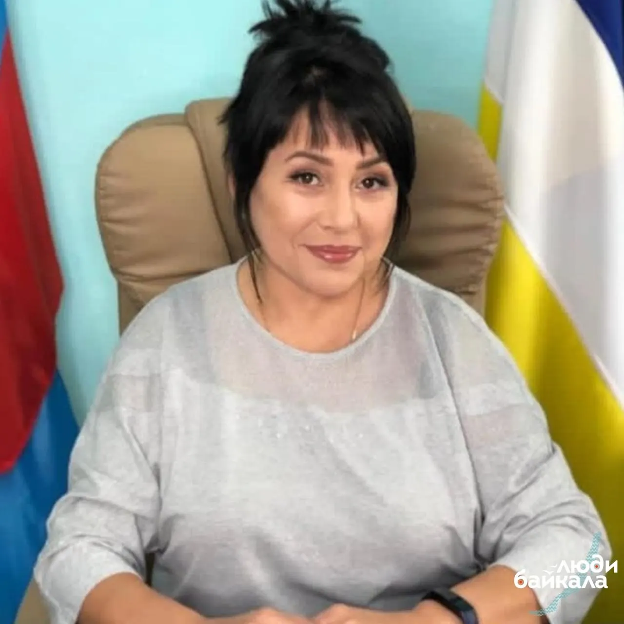 Суд 9 июня лишил полномочий главу Усть-Баргузина Светлану Кривогорницыну. Жители обвиняли её в неэтичном поведении и неэффективном управлении; в деле фигурируют служебный подлог и семейные скандалы, связанные с гибелью мужа на войне.