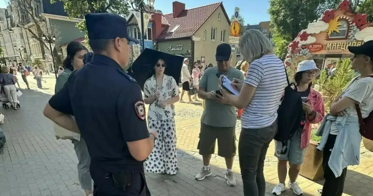 Полиция провела рейд на центральных улицах и на набережной Зеленоградска: выявлены лица, организовывавшие экскурсии без аттестации. На нарушителей составлены административные протоколы.