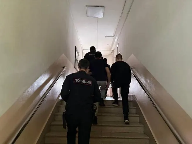 Апелляционный суд оставил в силе приговор в отношении двух несовершеннолетних и одного взрослого за жестокое убийство 63‑летнего мужчины; двое соучастников позже подписали контракты и уехали на службу.