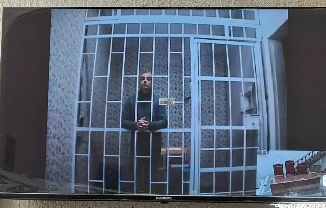 Политик находится в СИЗО с декабря 2025 года по обвинениям по статьям 207.3 и 280.3 УК РФ; ранее у него был приговор по статье 330.1. Мера пресечения продлена до 21 ноября 2026 года.