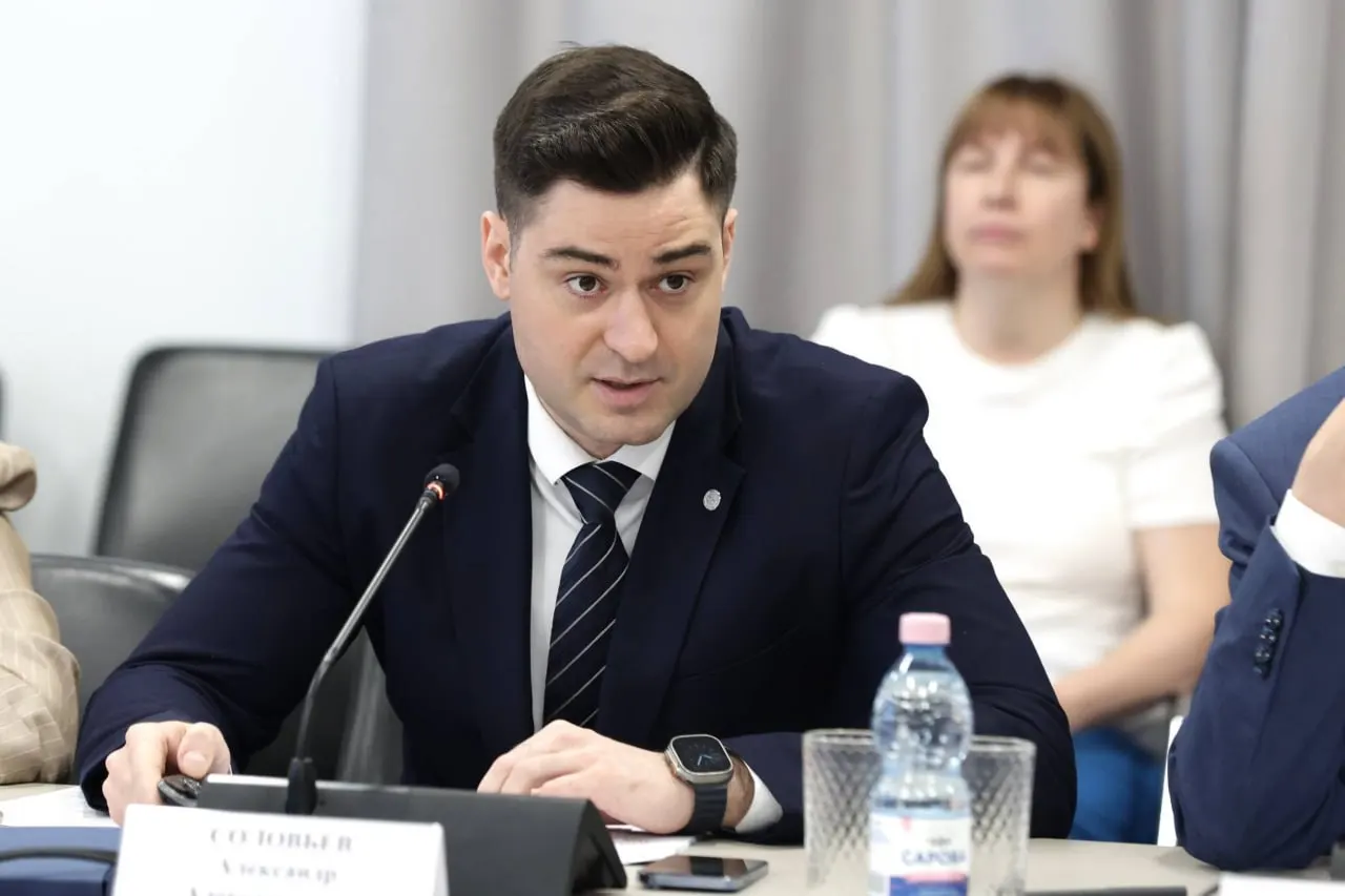 Соловьев сменил Дениса Исмагилова. Ранее он был заместителем министра, работал в «Росагролизинге» и окончил МГУ по менеджменту организации.