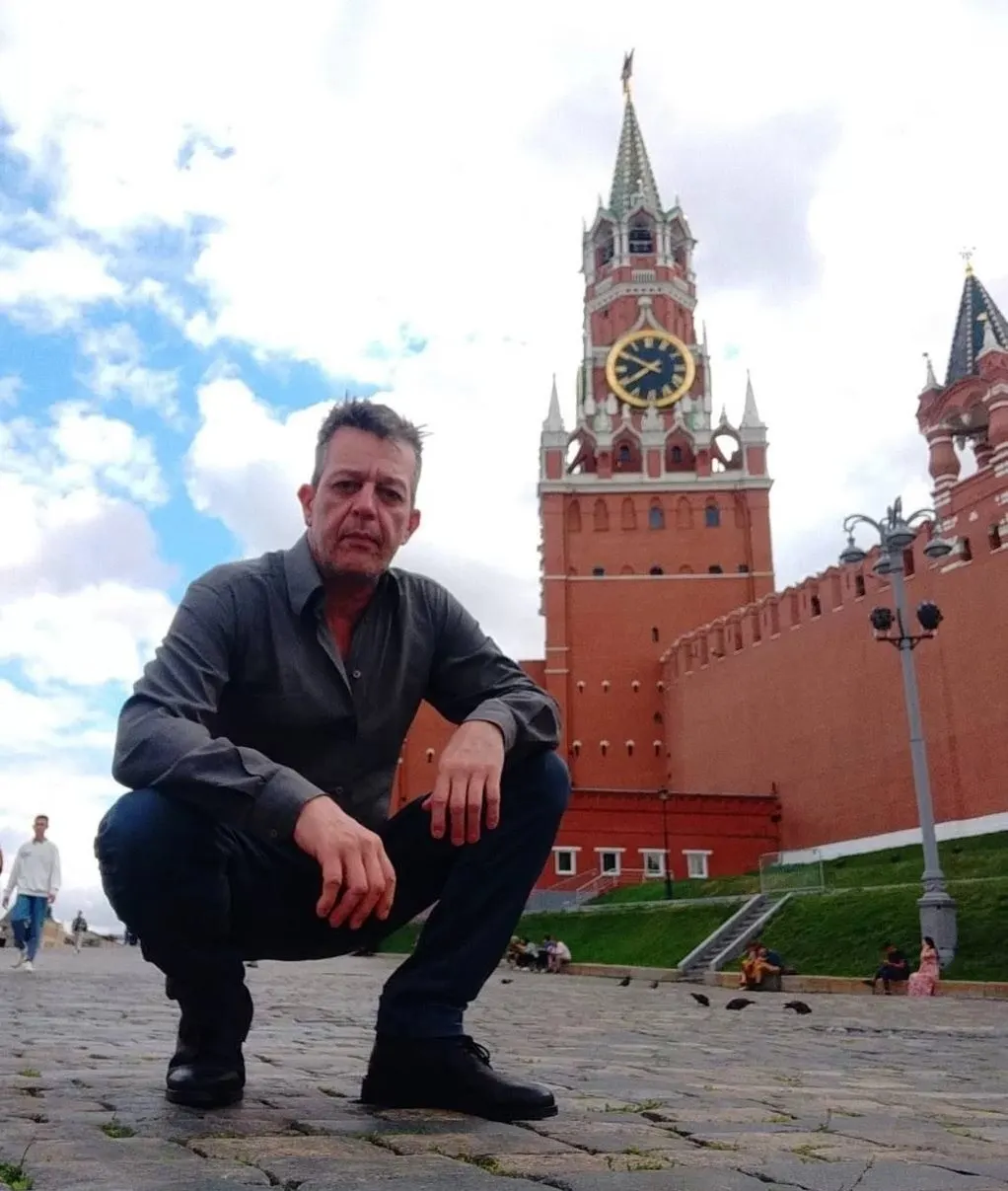 Художника Эммануэля Легаррету задержали в изоляторе Железнодорожного района Ульяновска — документы на продление ВНЖ, отправленные почтой, не дошли. Его защита намерена обжаловать протокол.