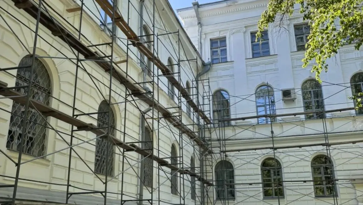 К 20 августа обновят ограду Университетской рощи, а фасад главного корпуса будут ремонтировать до 30 октября. Текущий этап — около половины общего проекта; работы продолжатся в 2027 году.