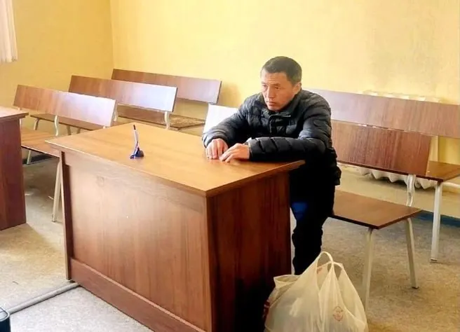 Мужчина приехал в Екатеринбург с флеш‑накопителем с материалами о проблемном водоснабжении и изъятии земель в Оренбурге. Его задержали на 14 суток по решению суда, но освободили раньше.