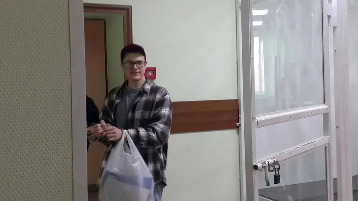 Советский районный суд Красноярска продлил срок содержания под стражей до 11 августа. Уваров должен был освободиться после пятилетнего срока по делу «канских подростков», но против него возбудили новое обвинение об участии в запрещённой организации.