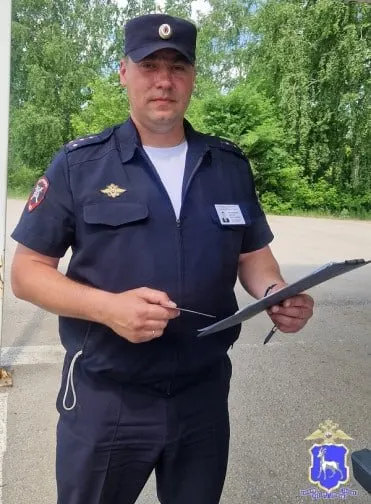Мужчина с младенцем стоял в очереди в регистрационное подразделение из‑за отсутствия возможности оставить ребёнка дома. Сотрудник полиции оперативно помог оформить документы — семья выразила благодарность.