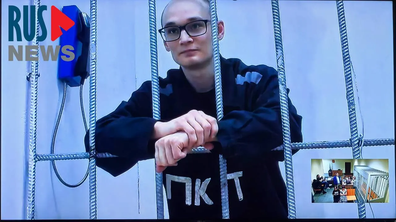В Люберецком городском суде Мифтахов пытается добиться допуска своей адвокатки после заявлений о пытках в колонии: жене и защитнице отказали во встрече, самому заключённому пришлось поместить себя в ПКТ ради безопасности.