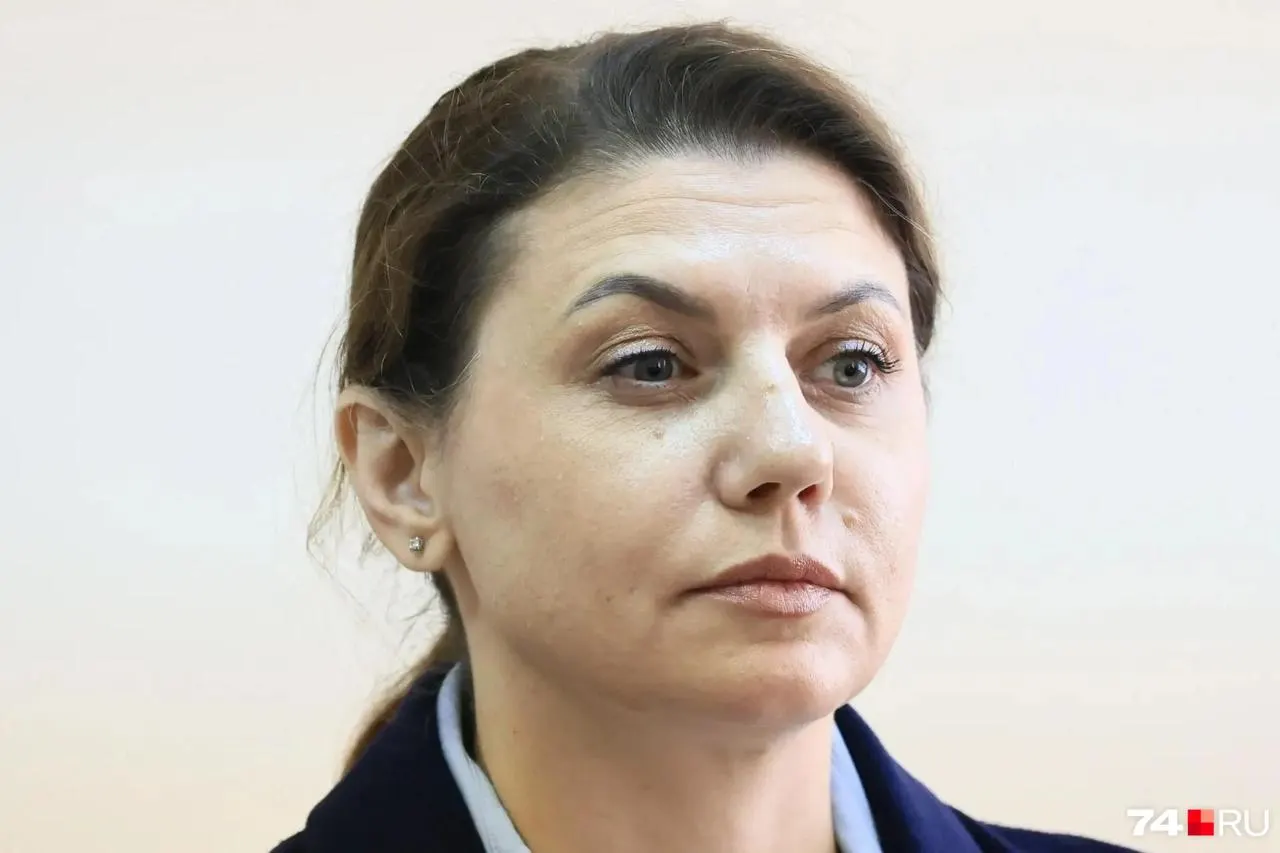 В Челябинске суд признал виновной бывшего замдиректора по правовым вопросам филиала АО «Южуралмост» в растрате средств дорожного бюджета. Ей назначили 4,5 года колонии общего режима и штраф 500 тыс. руб.; исполнение наказания отложено из‑за малолетних детей, арестовано имущество.