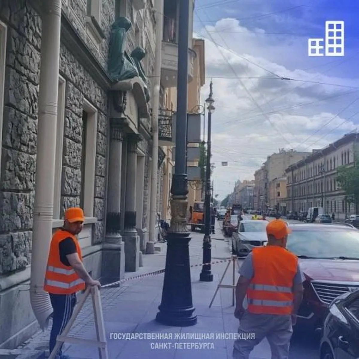 На Кирочной улице отрабатывали уборку снега и действия аварийных служб на случай внезапного снежного коллапса: от обычной очистки до экстренной координации техники и персонала.