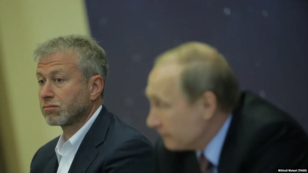 По сведениям нескольких источников, бизнесмен Роман Абрамович посещал Киев в мае 2026 года и передавал личное послание от Владимира Зеленского для Владимира Путина с предложением встречи.