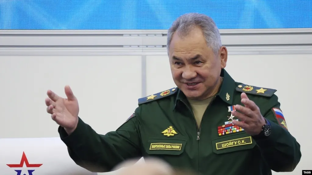 Полиция составила протокол в отношении лидера московских нацболов Михаила Акселя по статье о дискредитации армии — поводом стал пост, в котором он оскорбил бывшего министра обороны Сергея Шойгу. Дело рассмотрят 30 июня в Таганском суде.