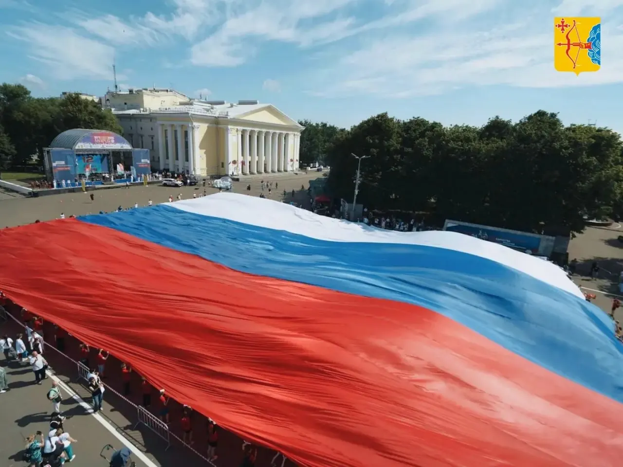 На Театральной площади развернули флаг площадью 1700 квадратных метров — событие зафиксировали как рекорд по площади полотнища.